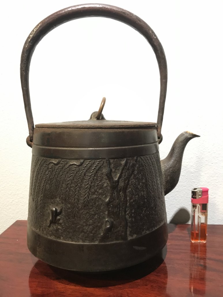 BU380 【龍盛堂造】柚子肌葡萄蔦地紋甑口鉄瓶・古鉄瓶・老鐵瓶・鐵壺 重量1.6kg☆茶道具煎茶道具古道具骨董鉄器古美術 D11 鐵瓶\u2013 六陸堂