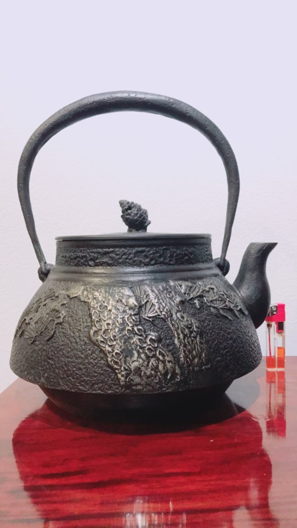 BU380 【龍盛堂造】柚子肌葡萄蔦地紋甑口鉄瓶・古鉄瓶・老鐵瓶・鐵壺 重量1.6kg☆茶道具煎茶道具古道具骨董鉄器古美術 D11 鐵瓶\u2013 六陸堂